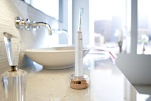 Электрическая зубная щетка с приложением  Philips Sonicare DiamondClean 9000 HX9911 (белый цвет)